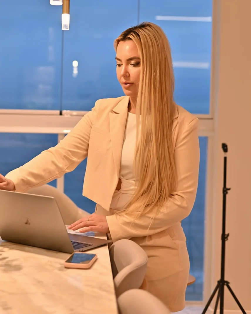 Graziele Dalpra trabalhando no notebook