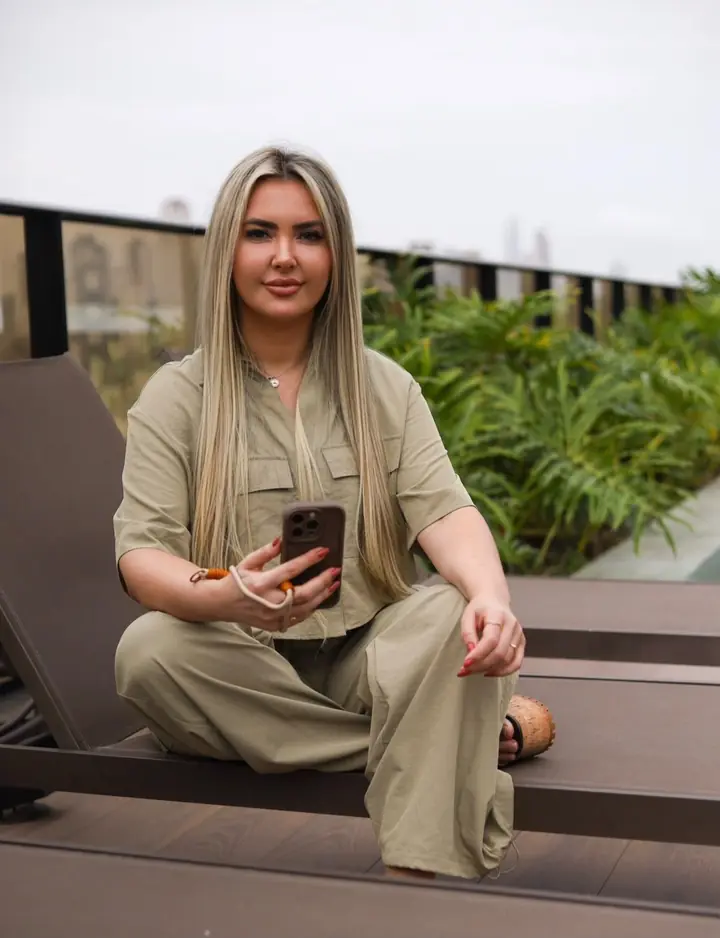 Graziele Dalpra com o celular na mão